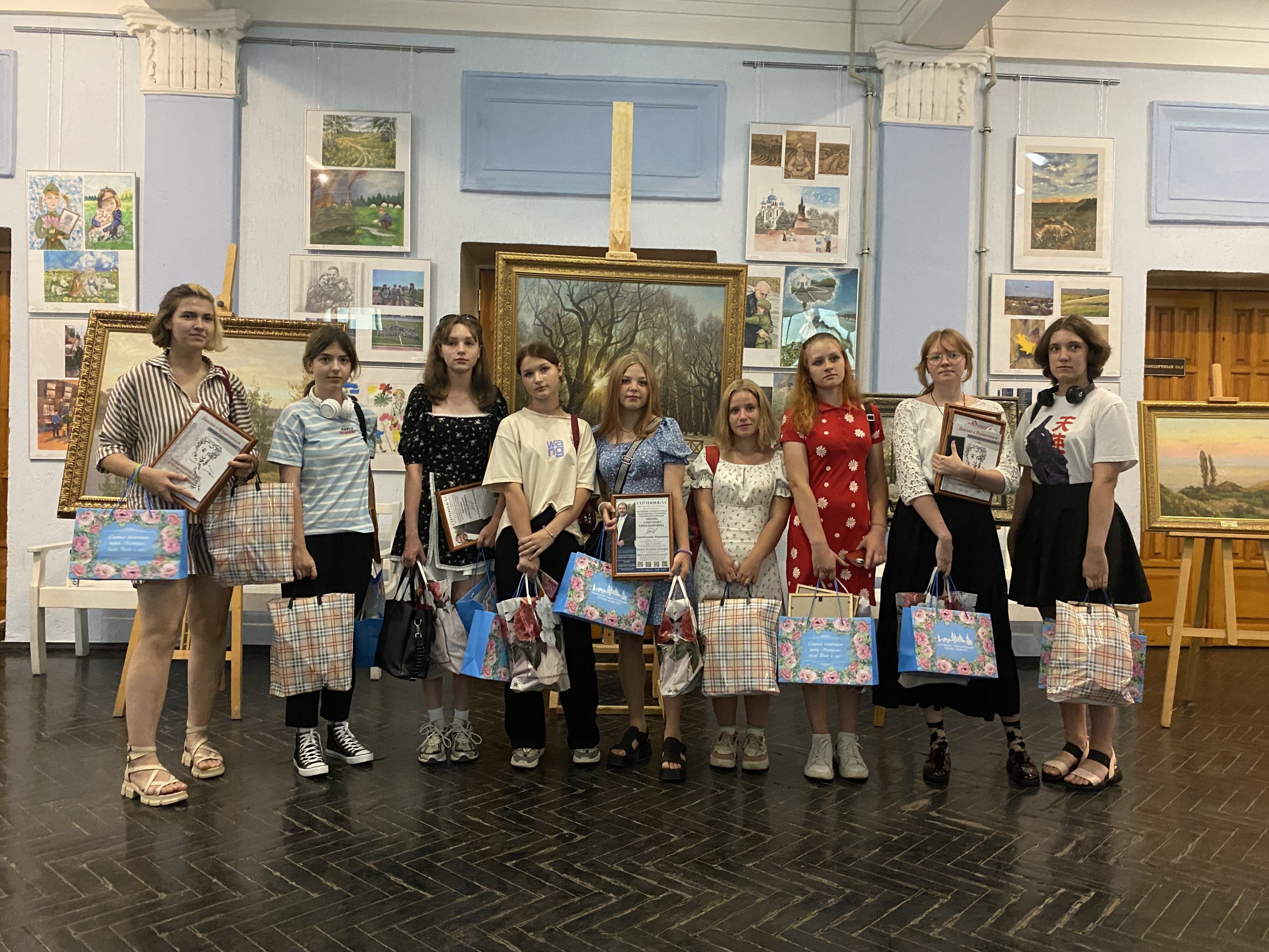 Передвижная выставка работ Александра Шилова в Луганске (август 2023)